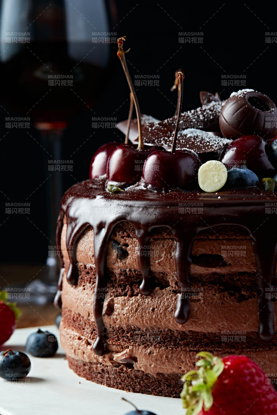 蓝莓草莓车厘子巧克力鲜奶慕斯生日蛋糕-摄影图