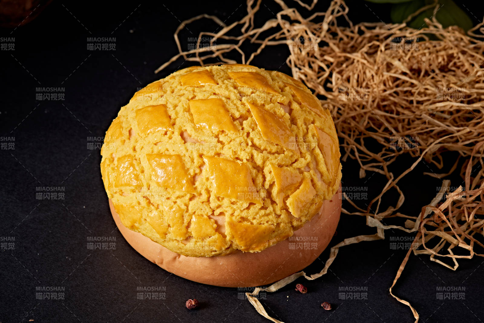 酥皮菠萝包摆放在餐垫上