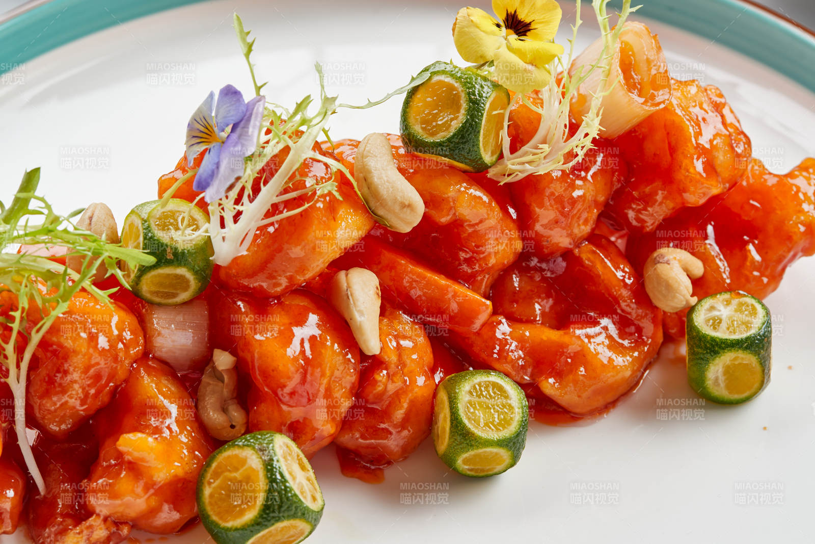 精美瓷餐具裝的宮保大蝦球