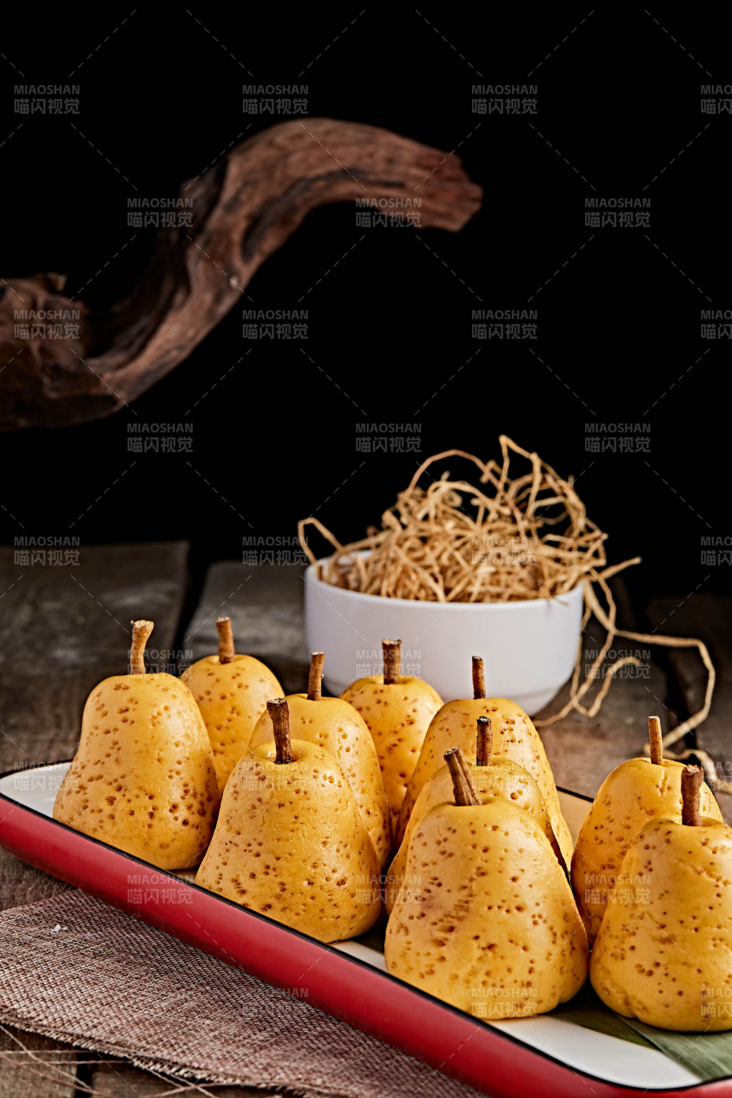 精美餐具装的仿真面点鸭梨窝窝头