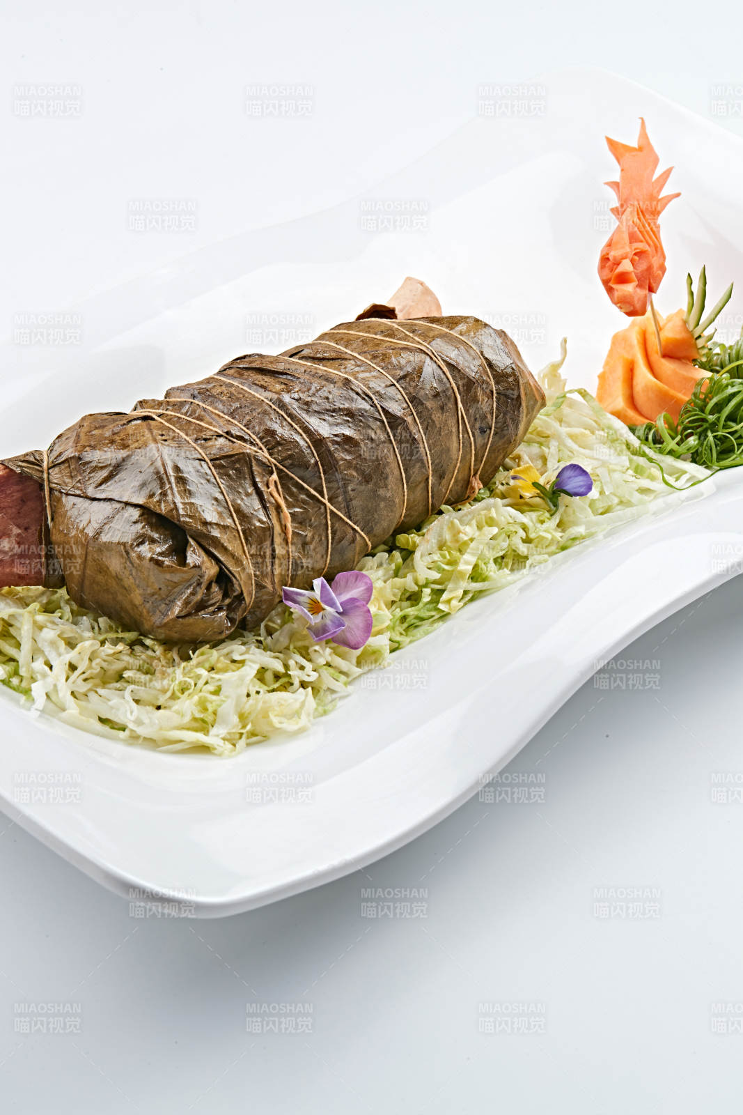 白色瓷盘装的飘香荷叶牛肋排