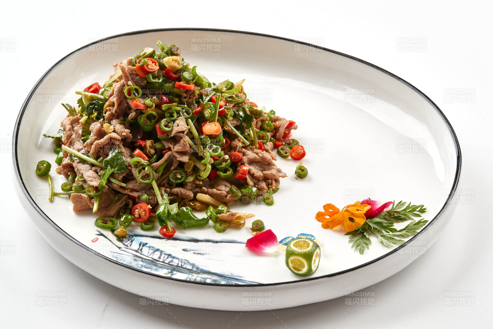 白色瓷盘装的湘味小炒肉