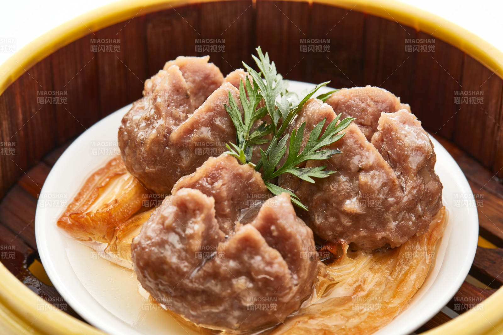 白色背景上精美竹笼屉装的开花牛肉球