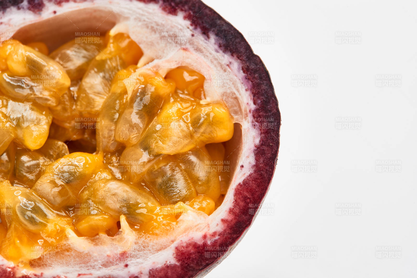 白色背景上摆放的新鲜百香果-摄影图