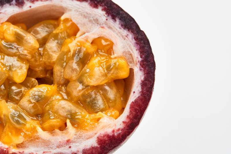 白色背景上摆放的新鲜百香果-摄影图