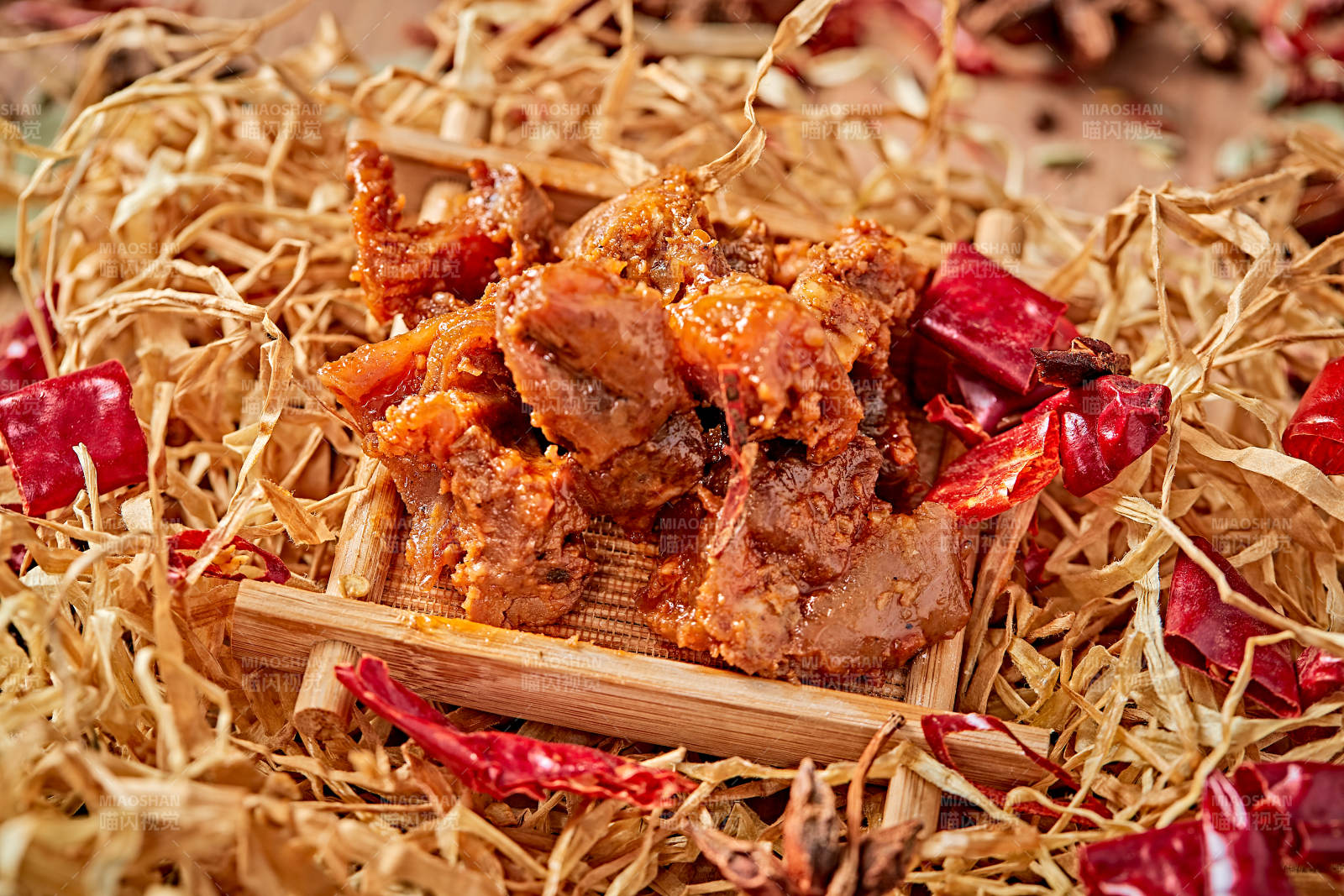 木质背景上摆放的自然香辣牛筋肉