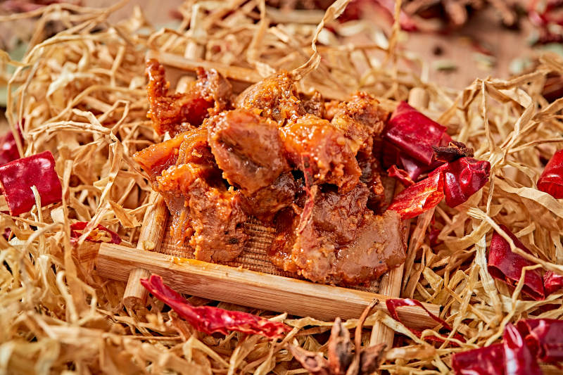 木质背景上摆放的自然香辣牛筋肉