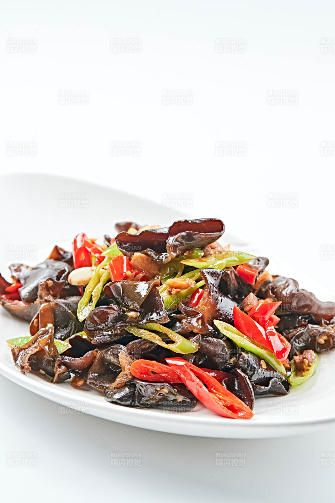 白色瓷盘装的肉沫鲜椒蒜香黑木耳