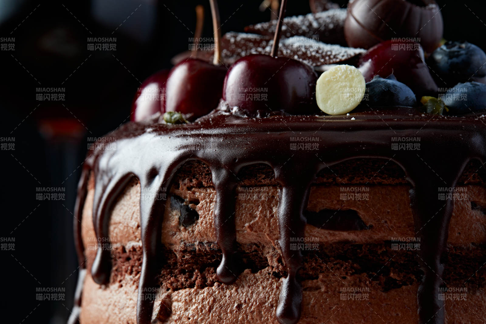 蓝莓草莓车厘子巧克力鲜奶慕斯生日蛋糕-摄影图