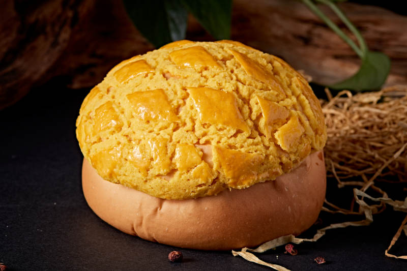 酥皮菠萝包摆放在餐垫上