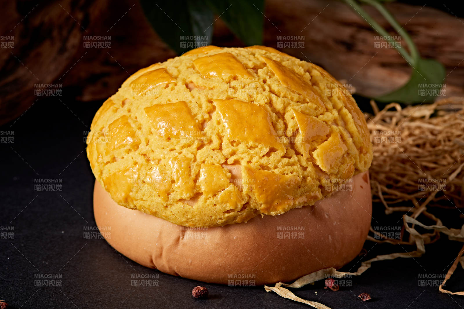 酥皮菠萝包摆放在餐垫上