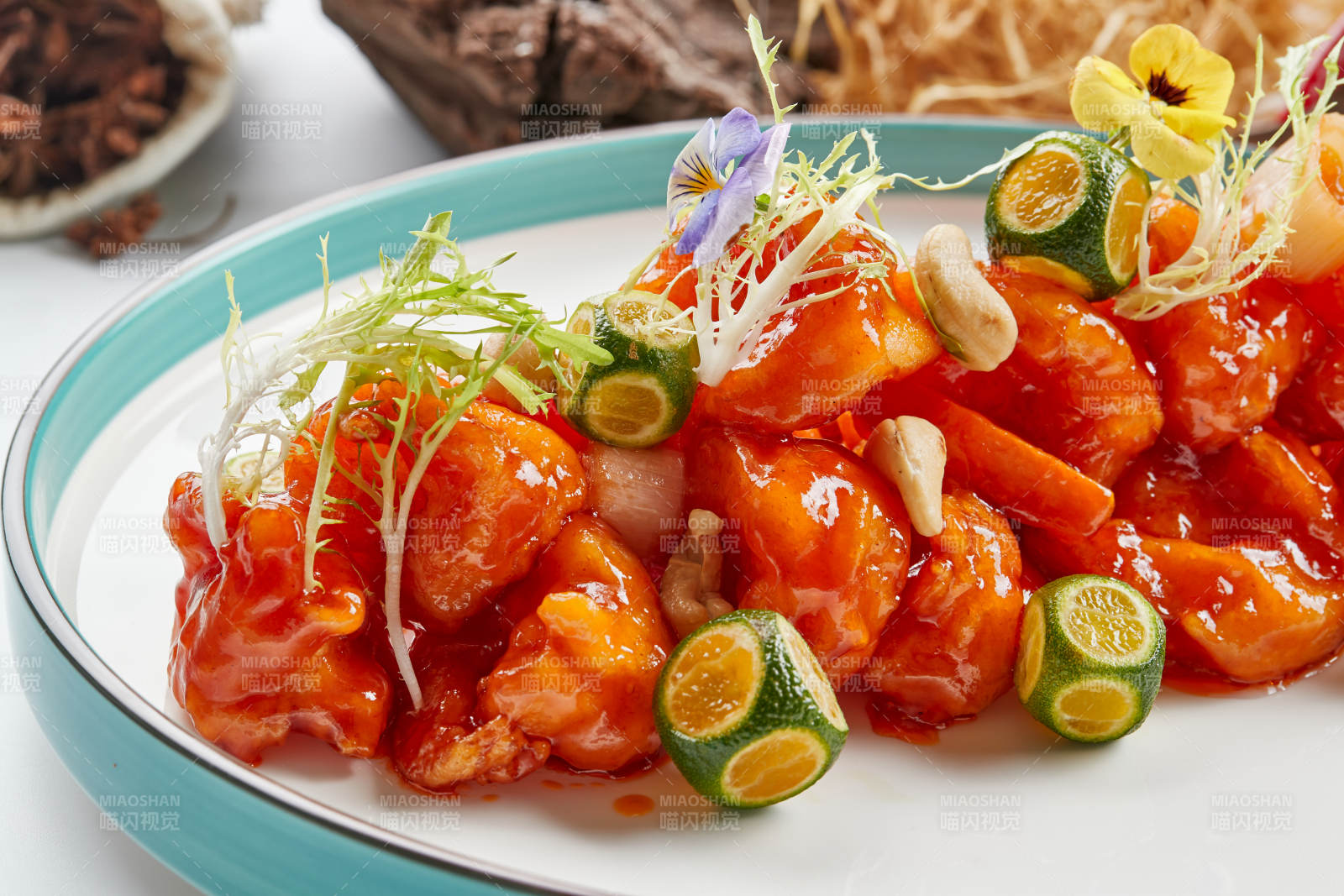 精美瓷餐具裝的宮保大蝦球