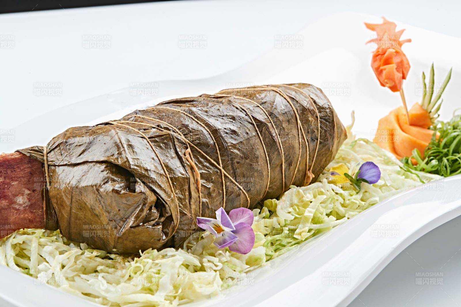 白色瓷盘装的飘香荷叶牛肋排