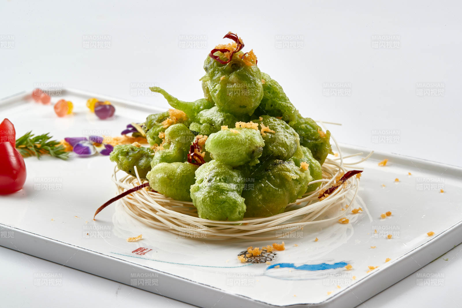 白色瓷盤裝的菠菜汁耗肉天婦羅