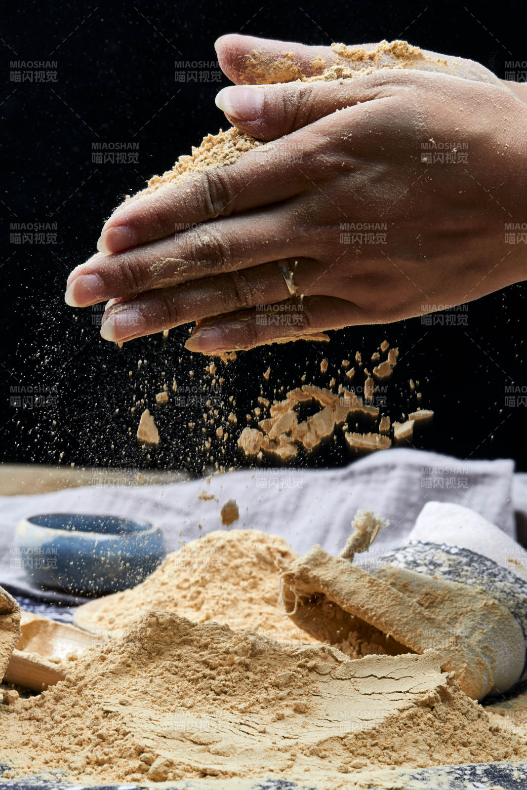 双手揉搓捧起的糊糊面豆糊面