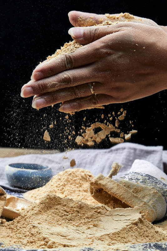 双手揉搓捧起的糊糊面豆糊面