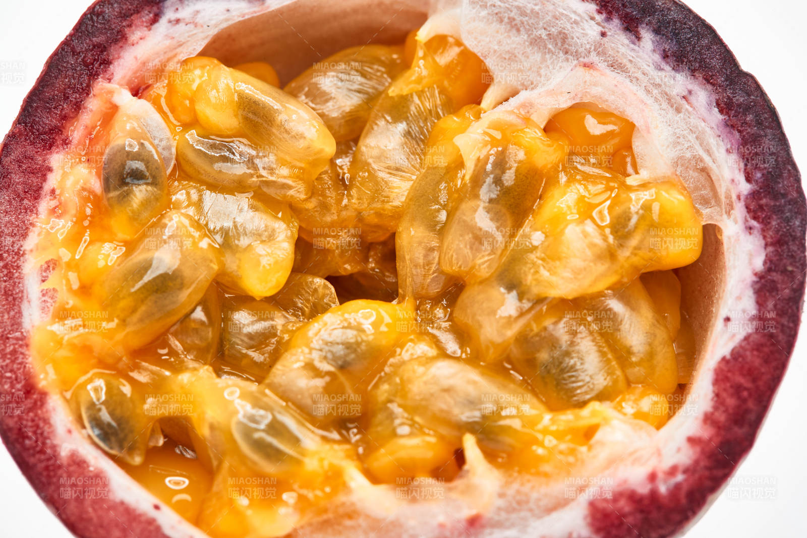 白色背景上摆放的新鲜百香果-摄影图