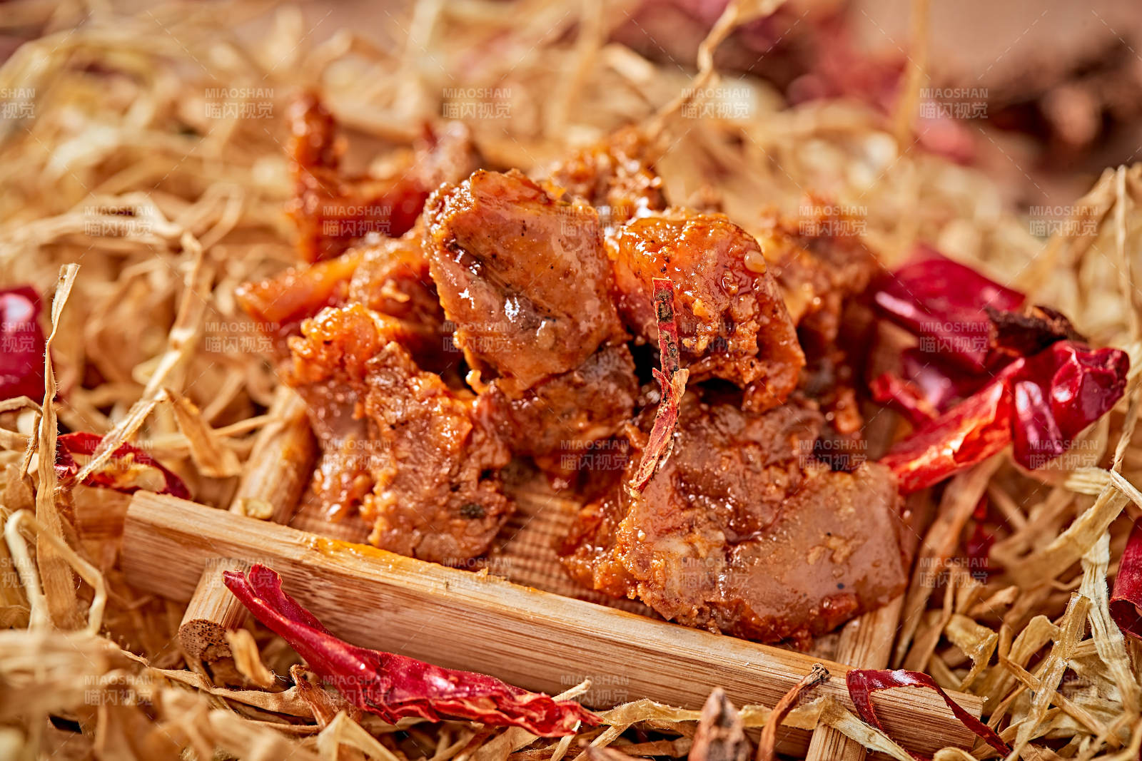 木质背景上摆放的自然香辣牛筋肉