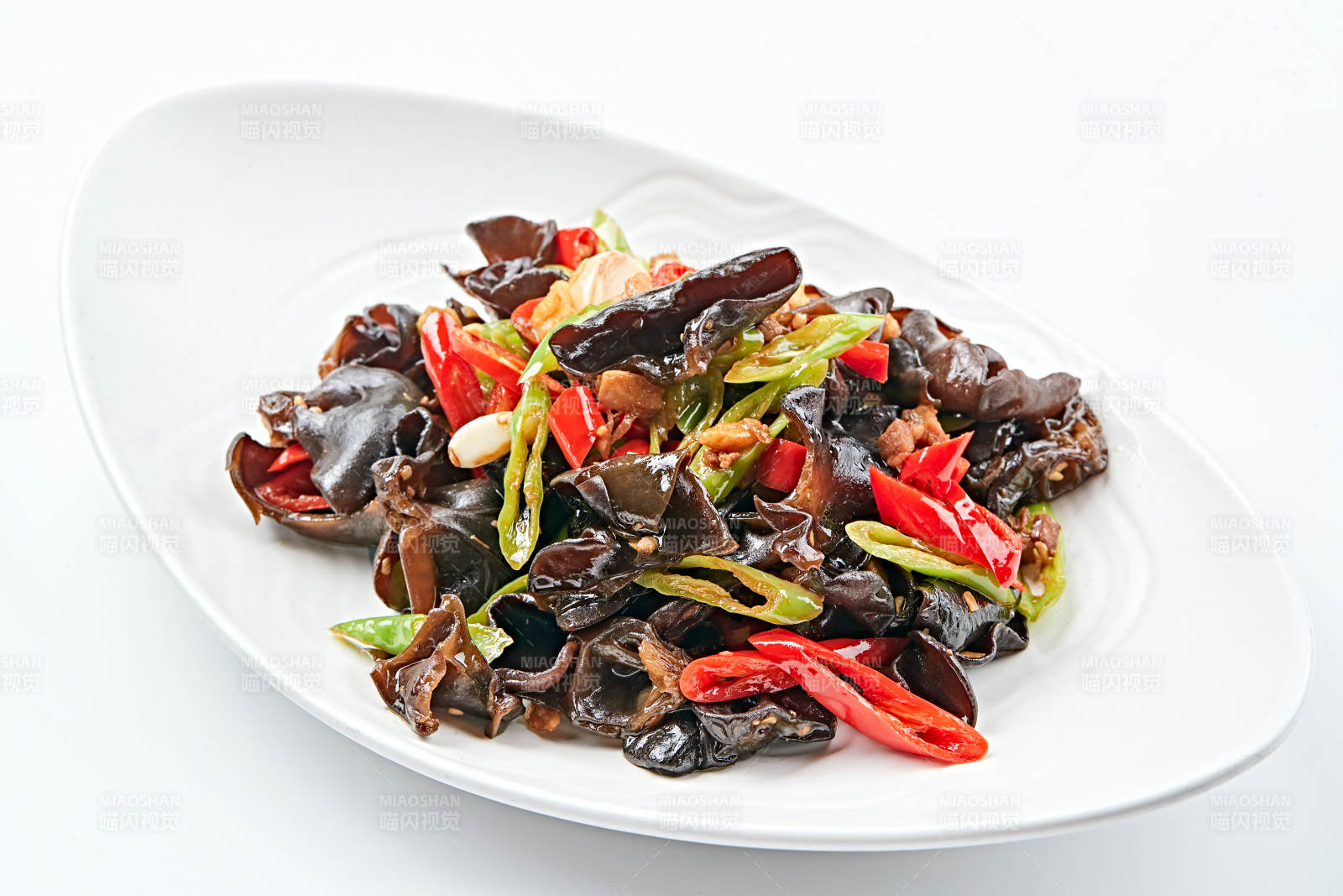 白色瓷盘装的肉沫鲜椒蒜香黑木耳