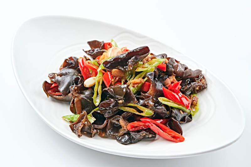 白色瓷盘装的肉沫鲜椒蒜香黑木耳