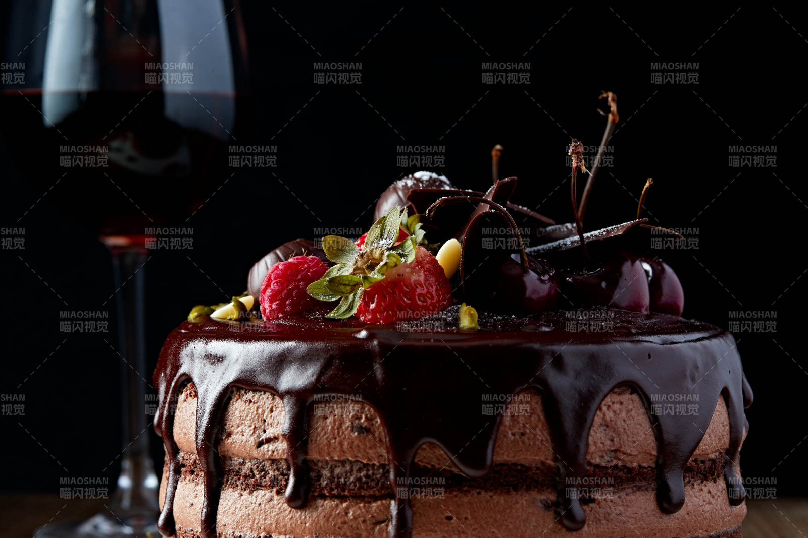 蓝莓草莓车厘子巧克力鲜奶慕斯生日蛋糕-摄影图