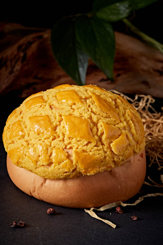 酥皮菠萝包摆放在餐垫上