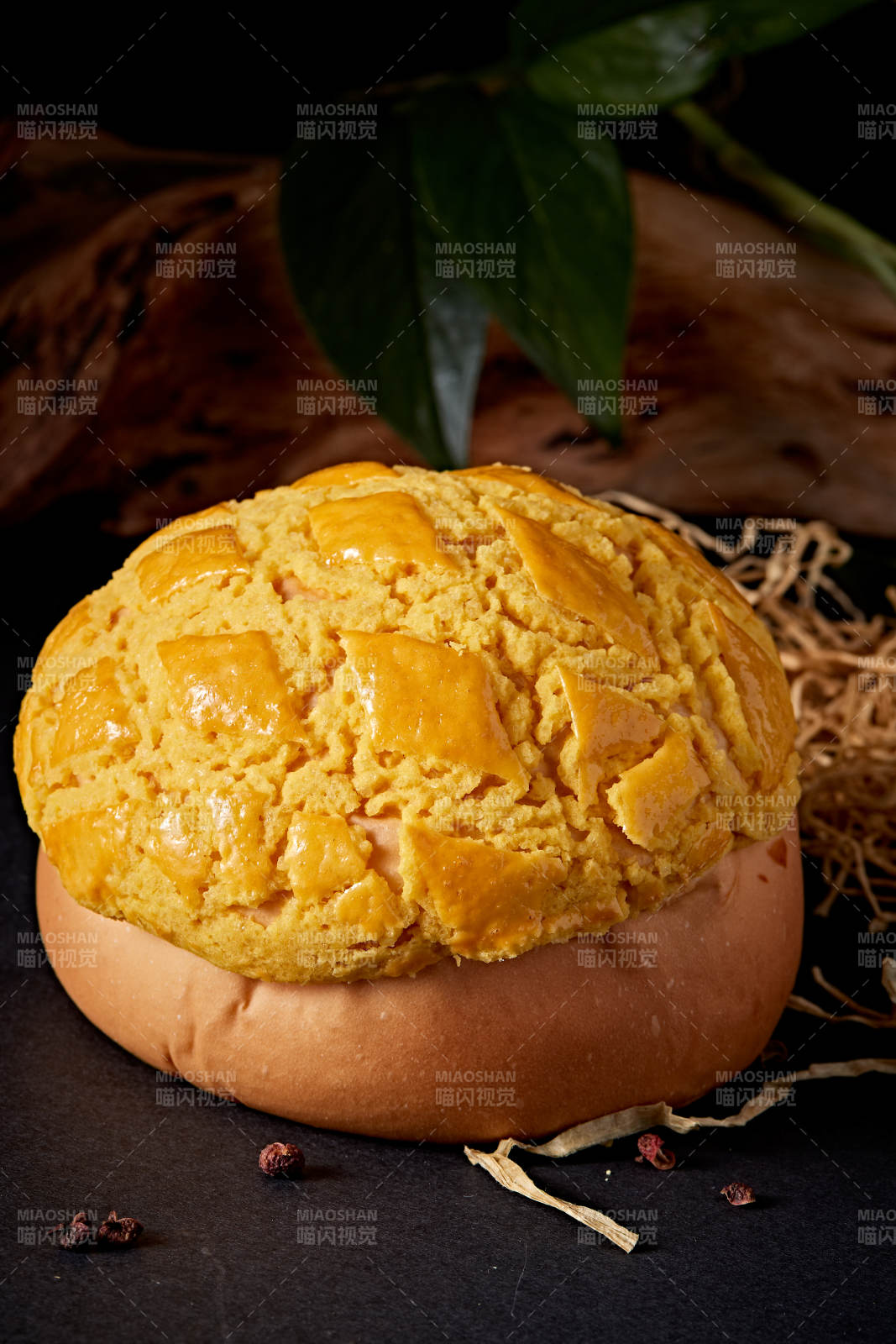 酥皮菠萝包摆放在餐垫上