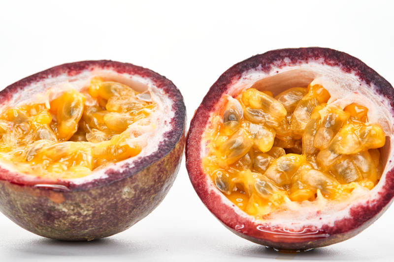 白色背景上摆放的新鲜百香果-摄影图