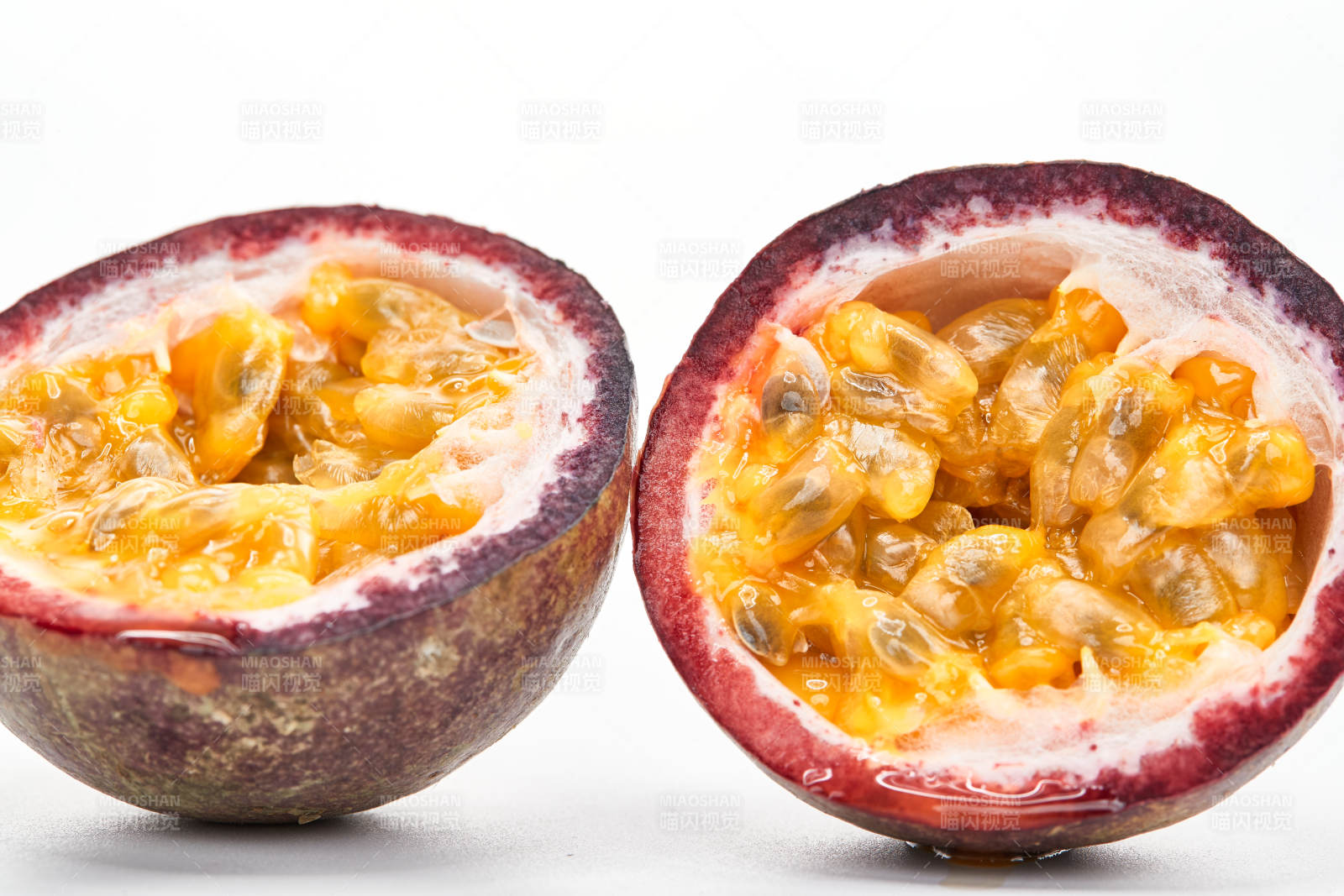 白色背景上摆放的新鲜百香果-摄影图