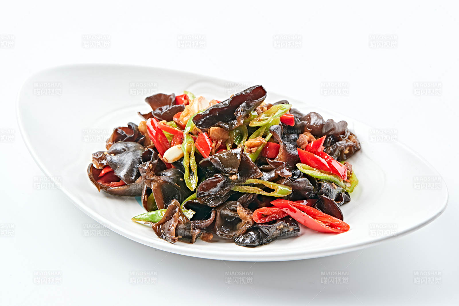 白色瓷盘装的肉沫鲜椒蒜香黑木耳