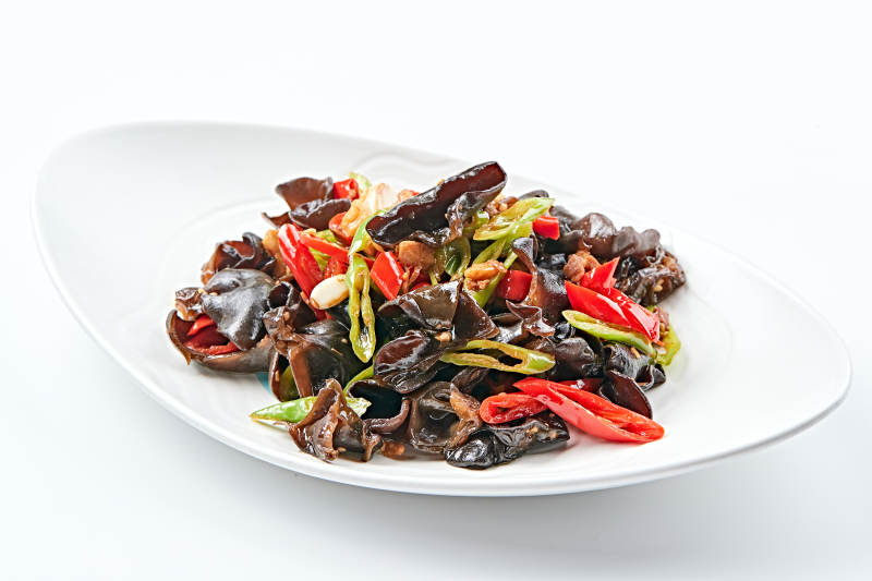 白色瓷盘装的肉沫鲜椒蒜香黑木耳