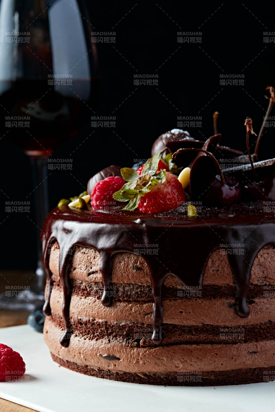 蓝莓草莓车厘子巧克力鲜奶慕斯生日蛋糕-摄影图