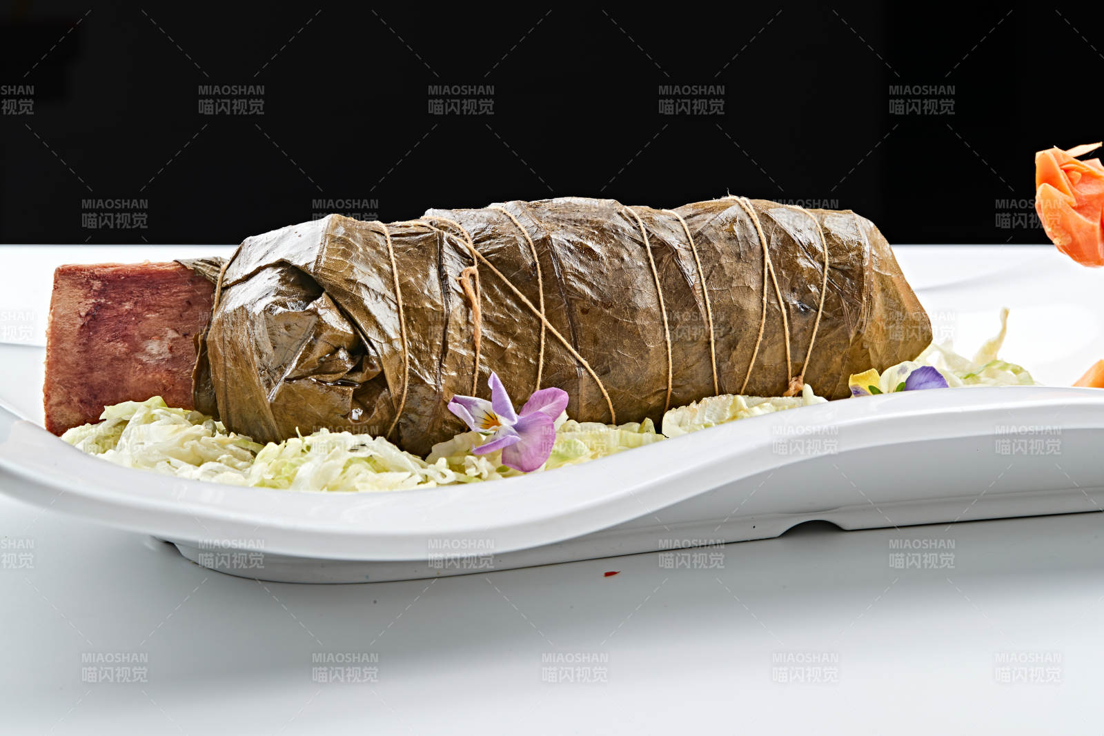 白色瓷盤裝的飄香荷葉牛肋排