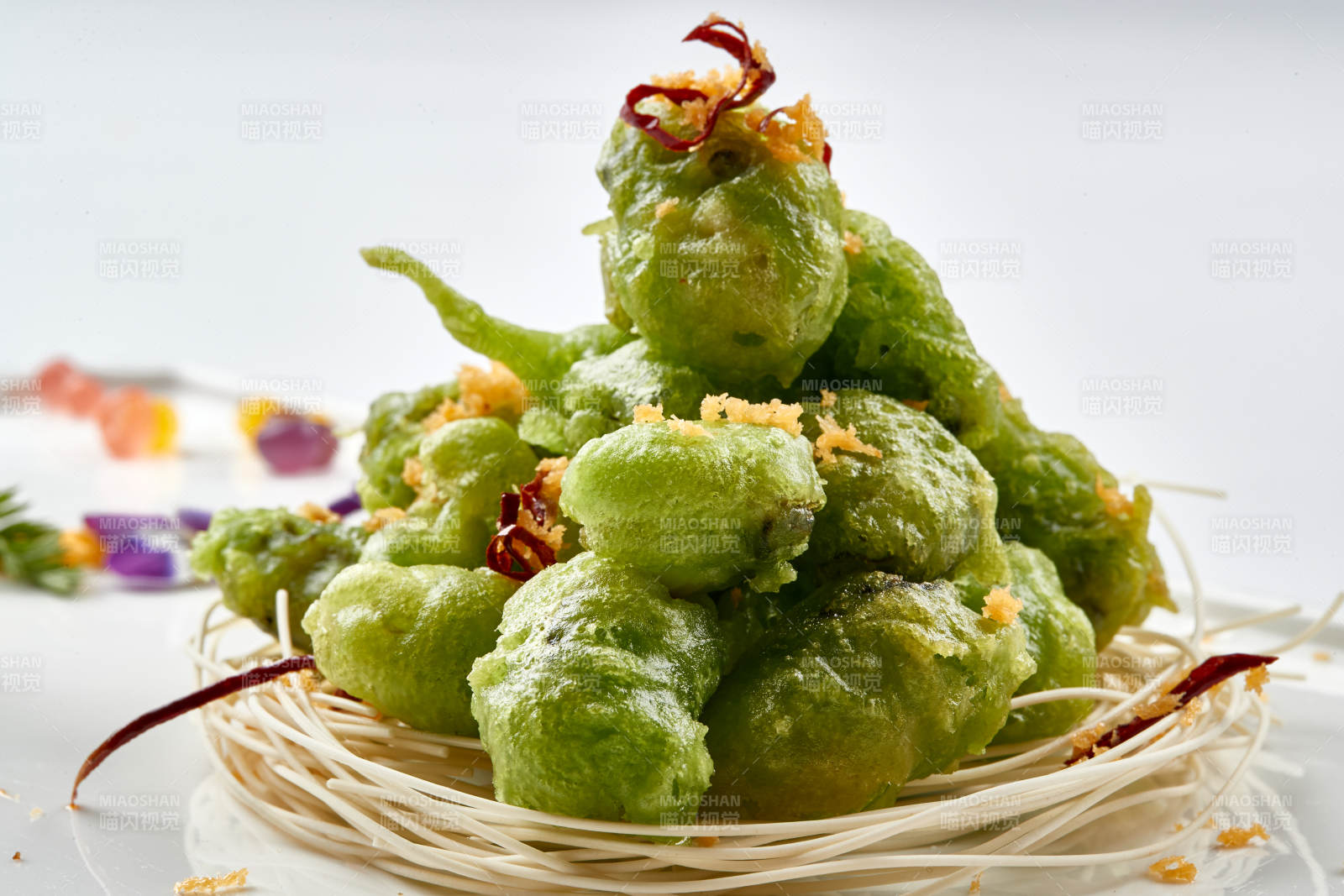 白色瓷盘装的菠菜汁耗肉天妇罗