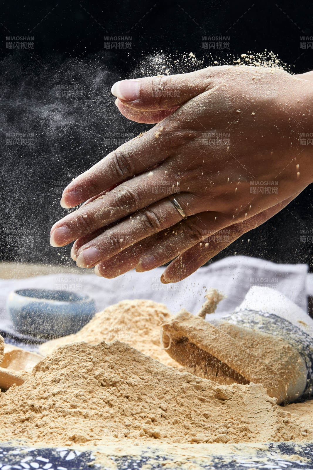 雙手揉搓捧起的糊糊面豆糊面