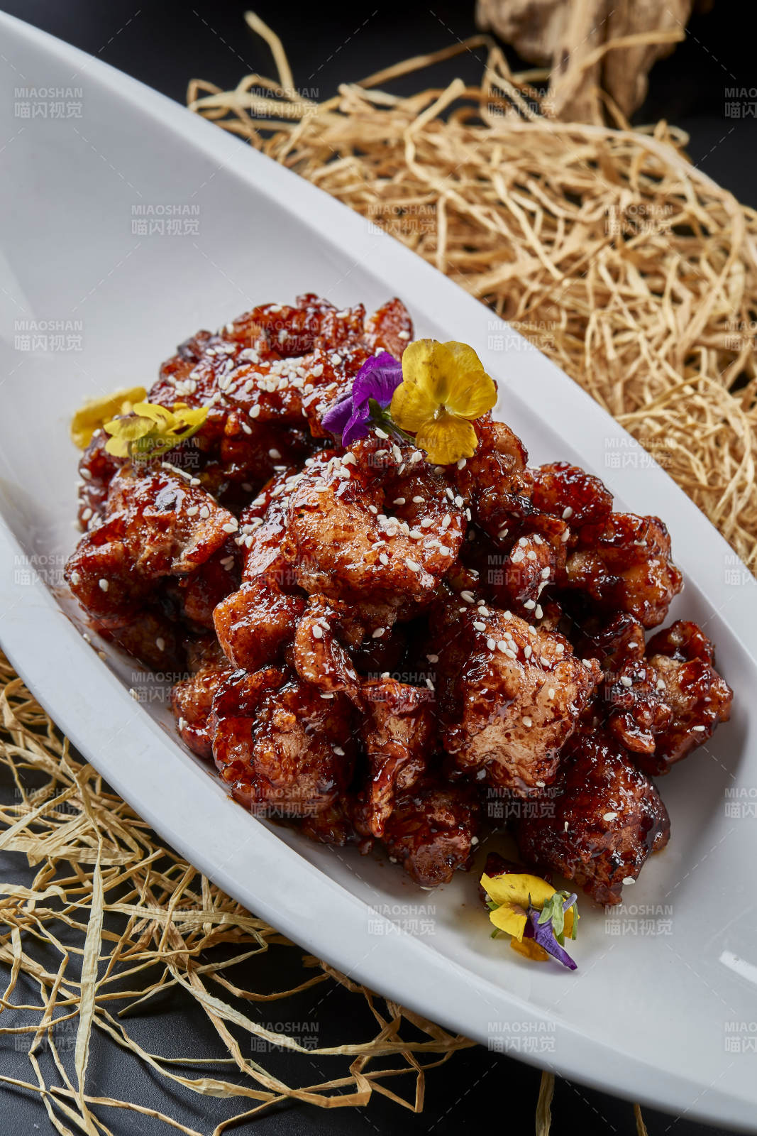 黑色背景上的酱爆鸡里蹦