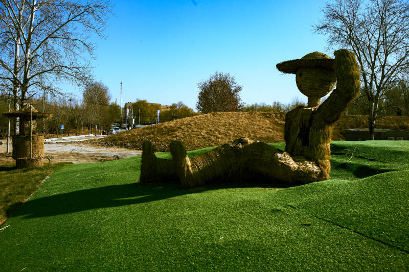 北京海淀稻香花海—草雕农夫晒太阳