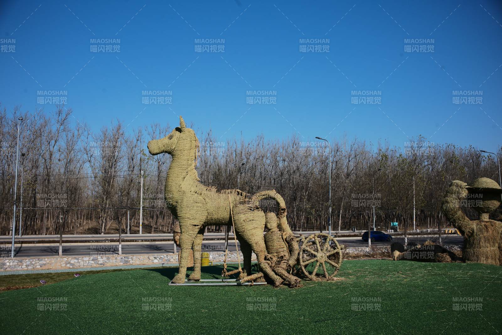 北京海淀稻香花海—草雕马车雕塑