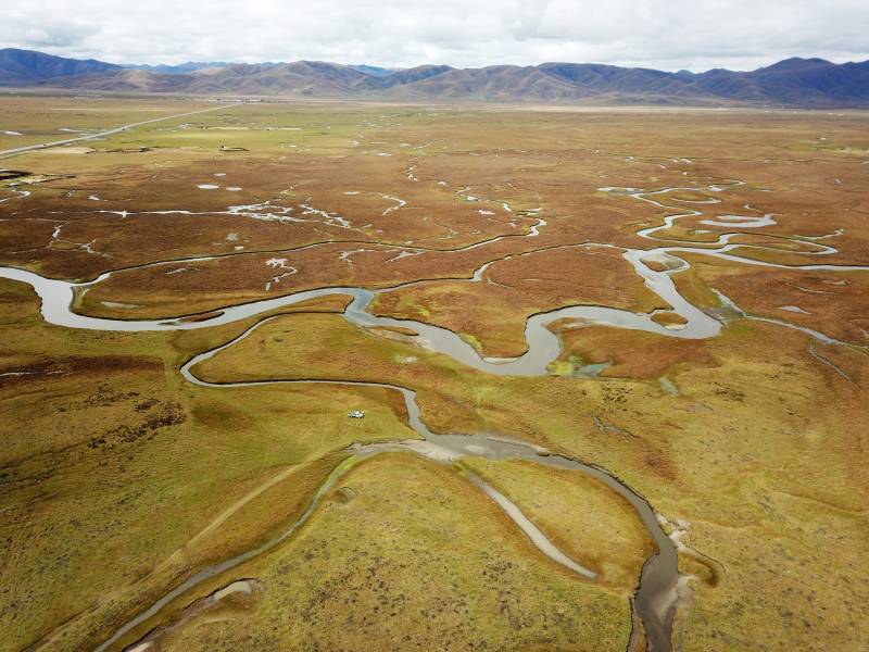 甘南蜿蜒河流草原风光