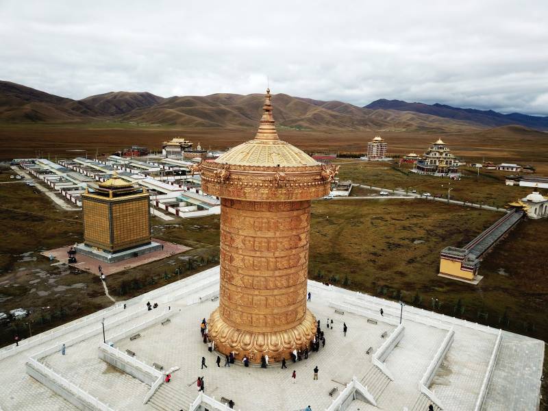甘南金色佛塔矗立草原
