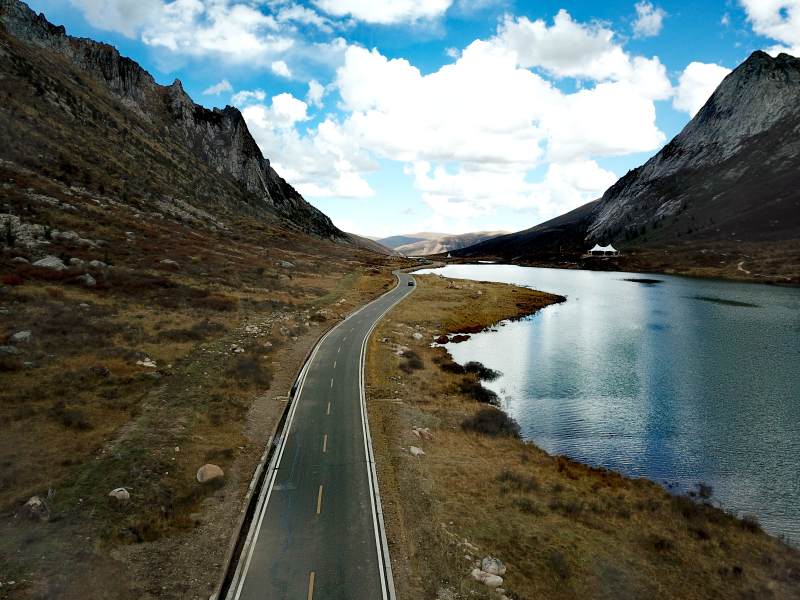 年宝叶则山路湖光