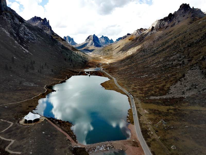 年宝叶则高山湖景如画