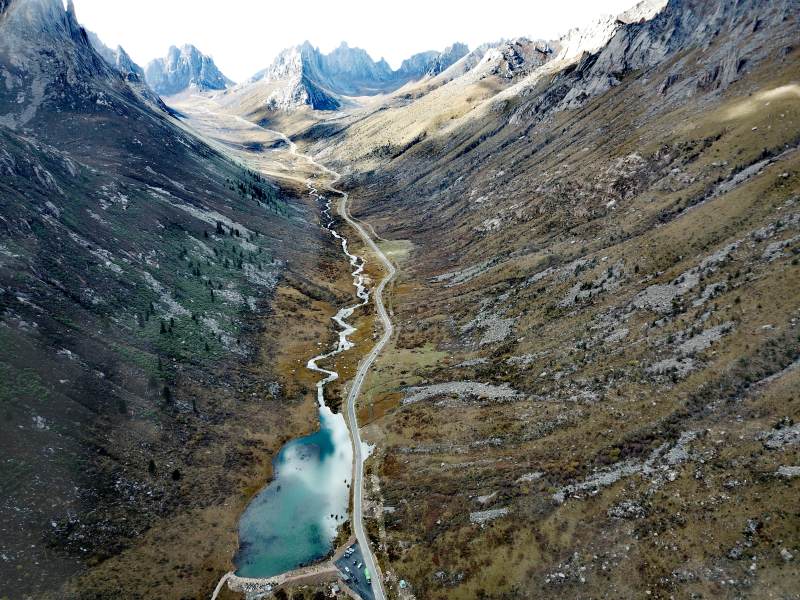 年宝叶则高山峡谷溪流图