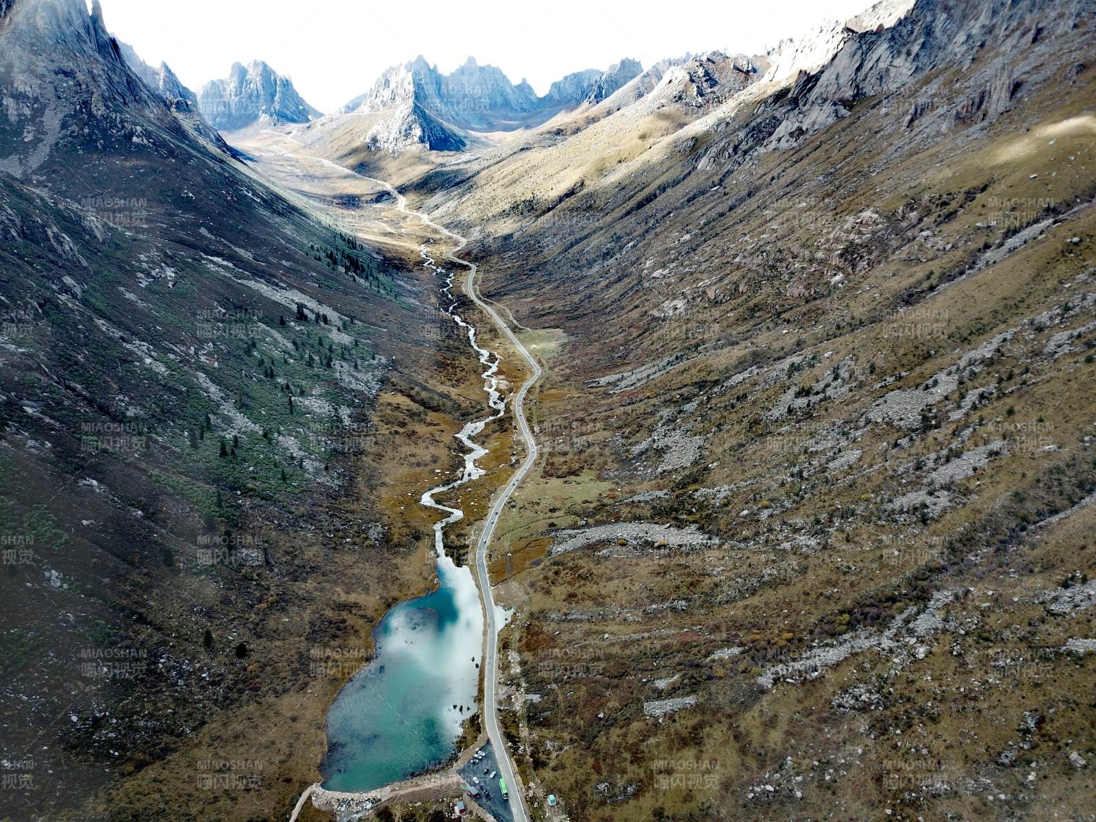 年宝叶则高山峡谷溪流图