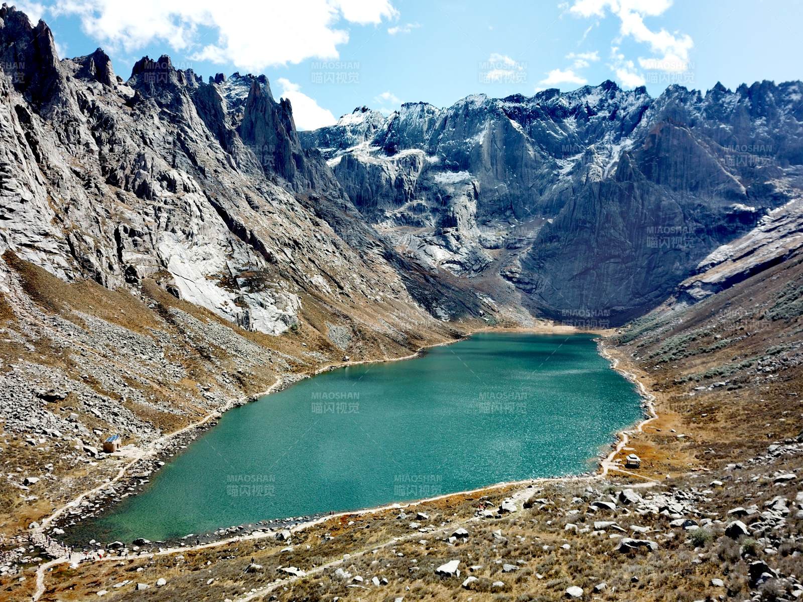 甘南 年宝叶则高山碧湖映群峰