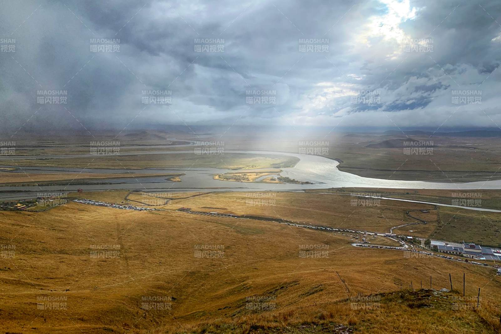 甘南草原上的河流与云影