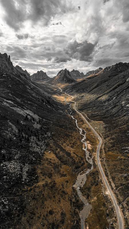 甘南 年宝叶则山间蜿蜒之路