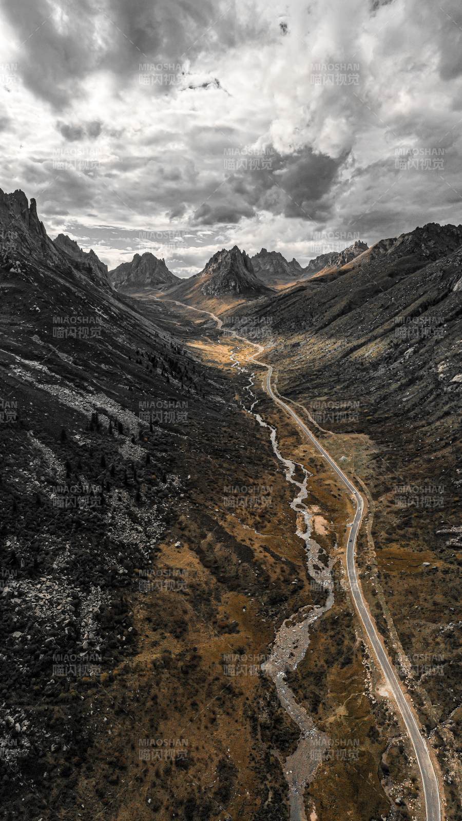 甘南 年宝叶则山间蜿蜒之路