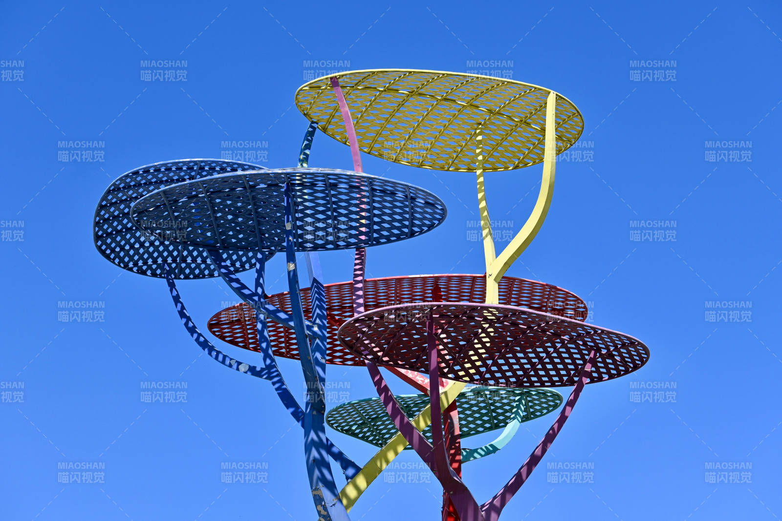 彩色金属树雕塑