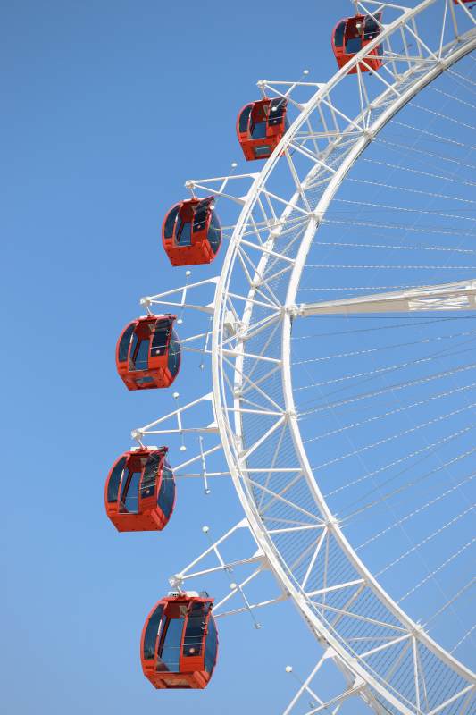 摩天轮上的红色车厢